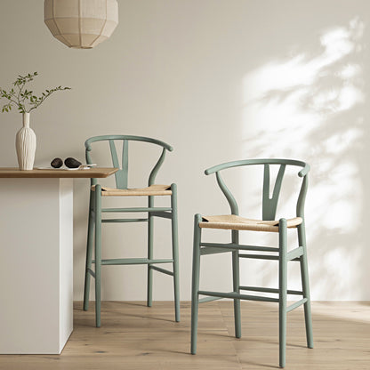 Tabouret de bar Hansel en bois tressé naturel, cadre vert sauge