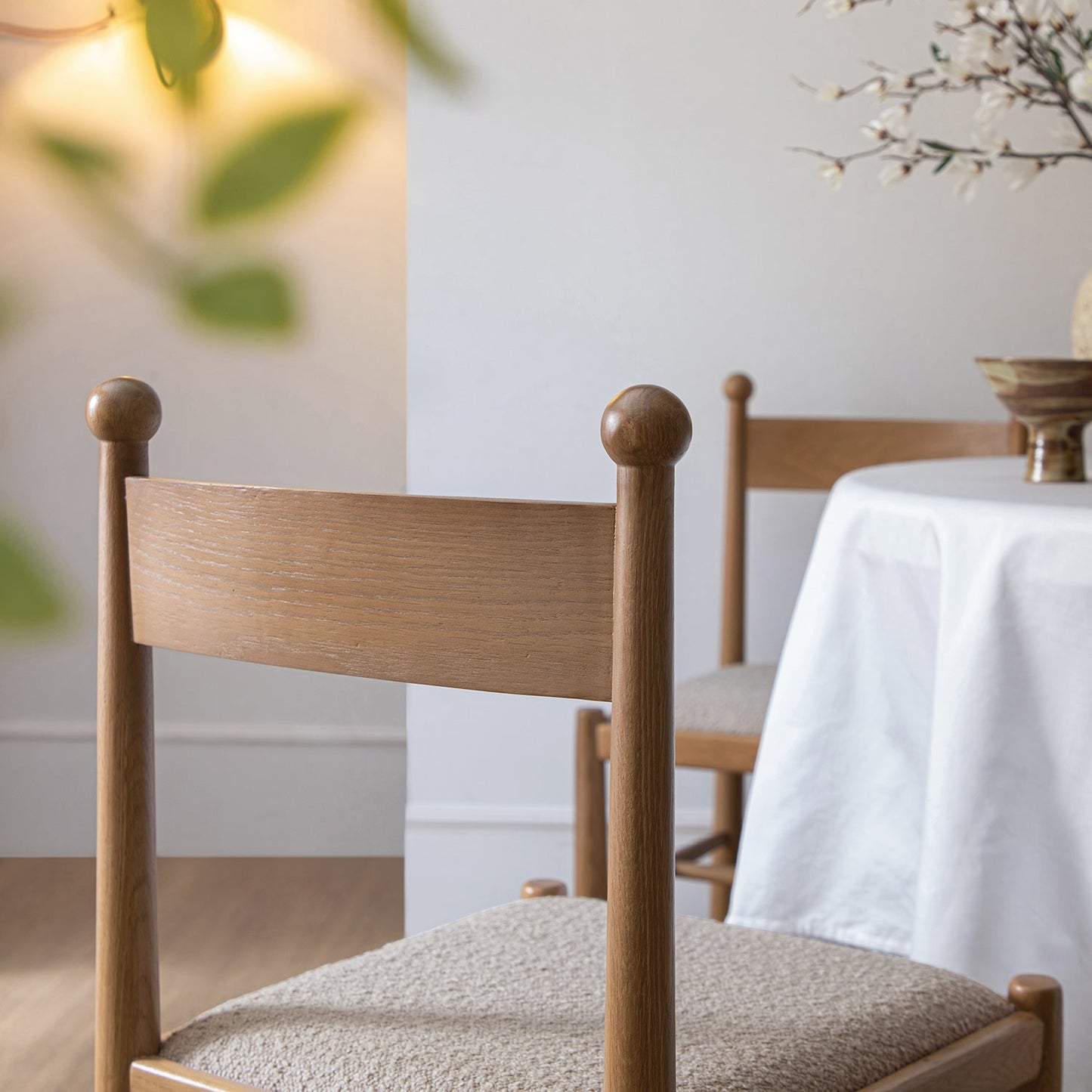 Chaise de salle à manger Tama, boucle taupe clair | Structure en chêne naturel