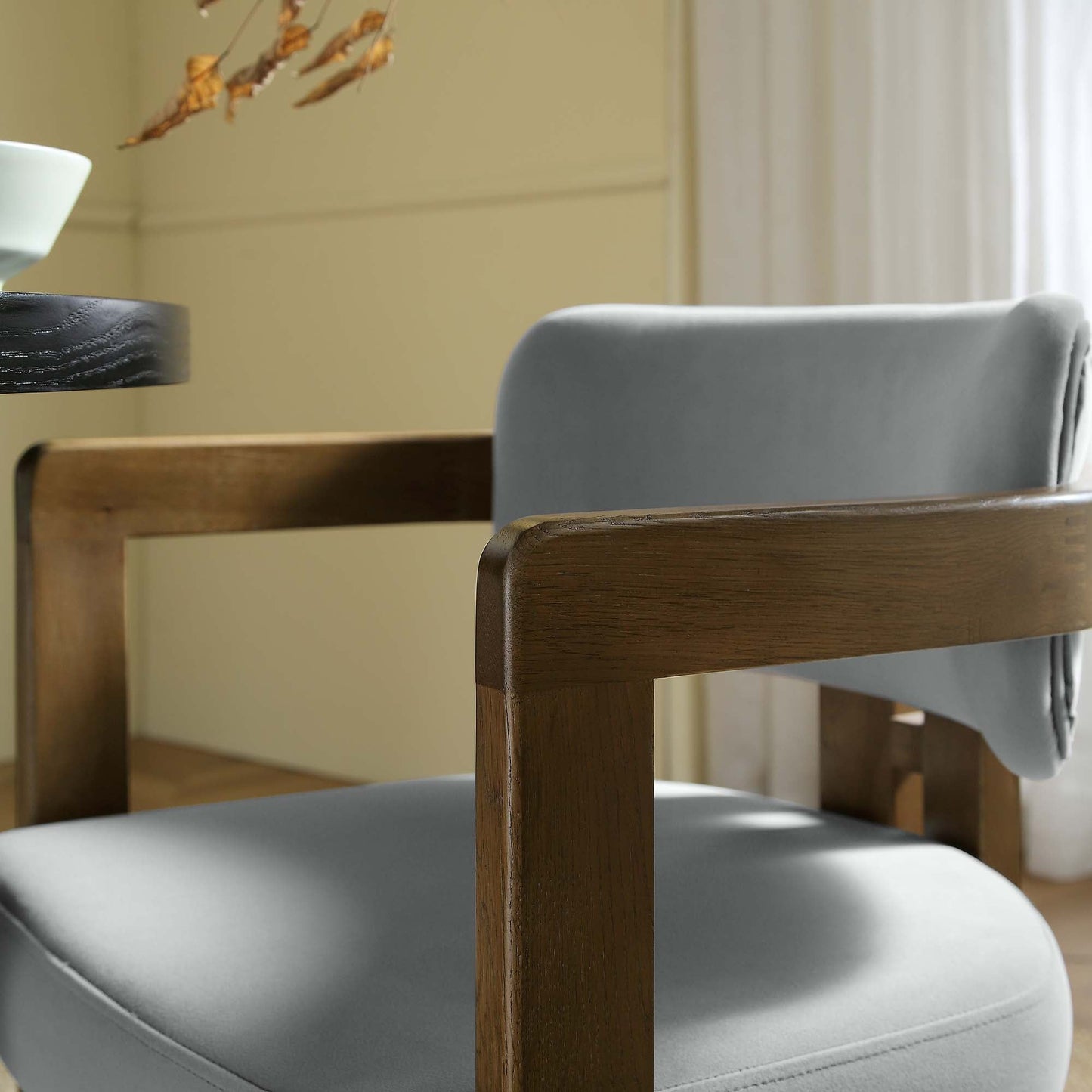 Chaise Stanford courbée en bois de noyer avec cadre en velours gris