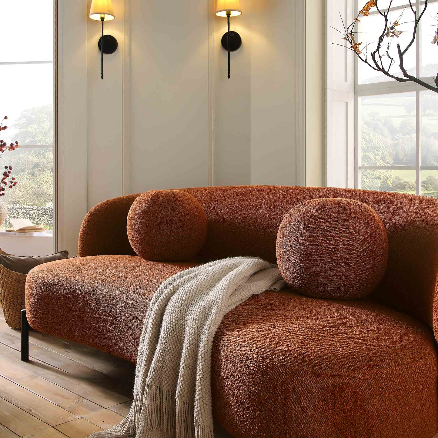 Canapé Amboise 3 places incurvé avec coussins boules, motif brique bouclé