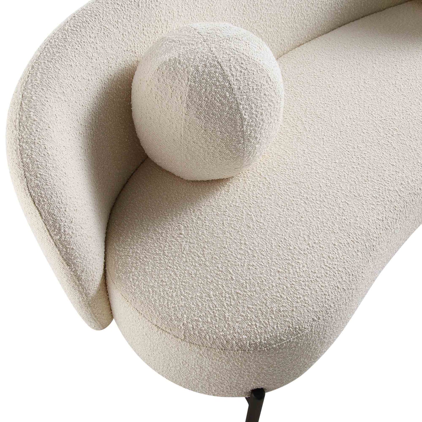 Canapé Amboise 3 places courbé avec coussins boules, écru bouclé