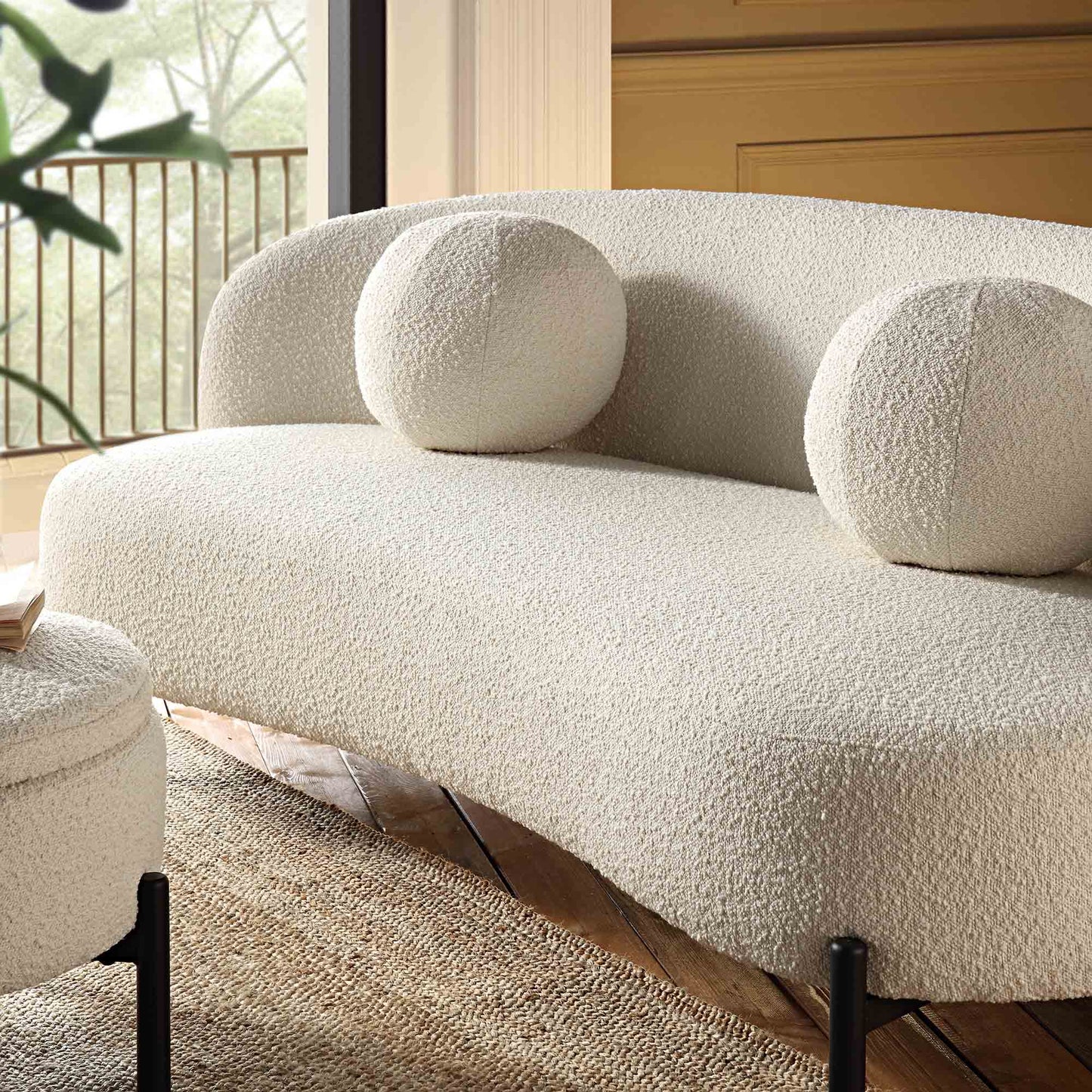 Canapé Amboise 3 places courbé avec coussins boules, écru bouclé