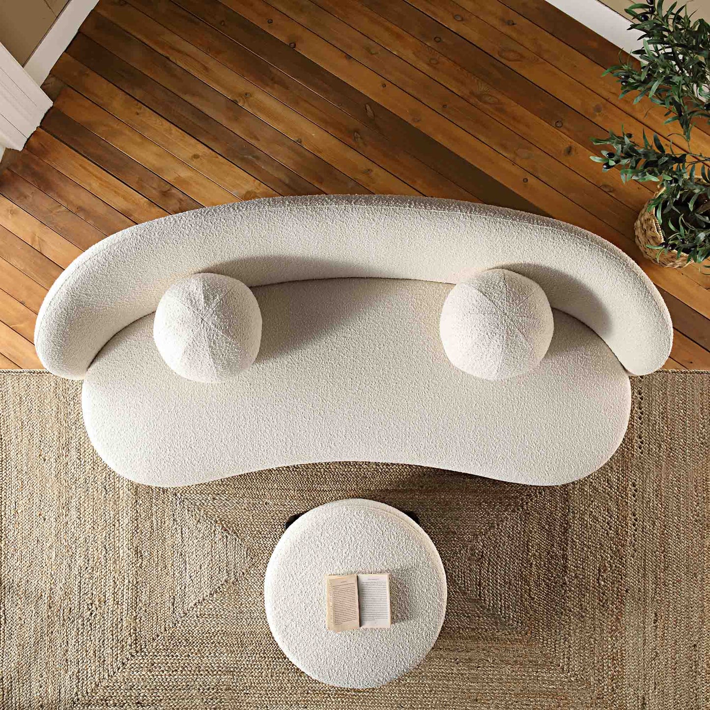 Canapé Amboise 3 places courbé avec coussins boules, écru bouclé