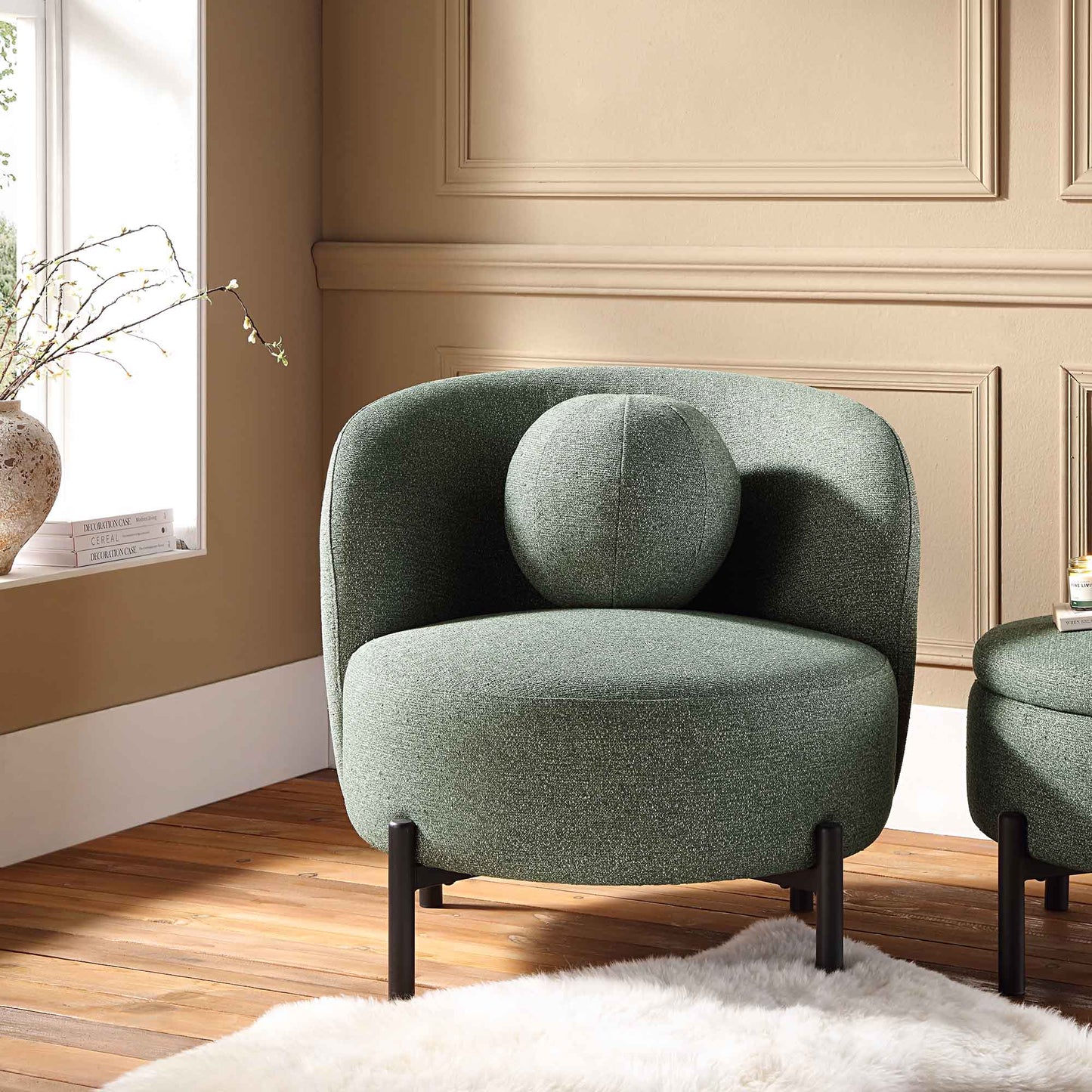 Fauteuil Amboise avec coussin boule, tissu texturé vert épicéa