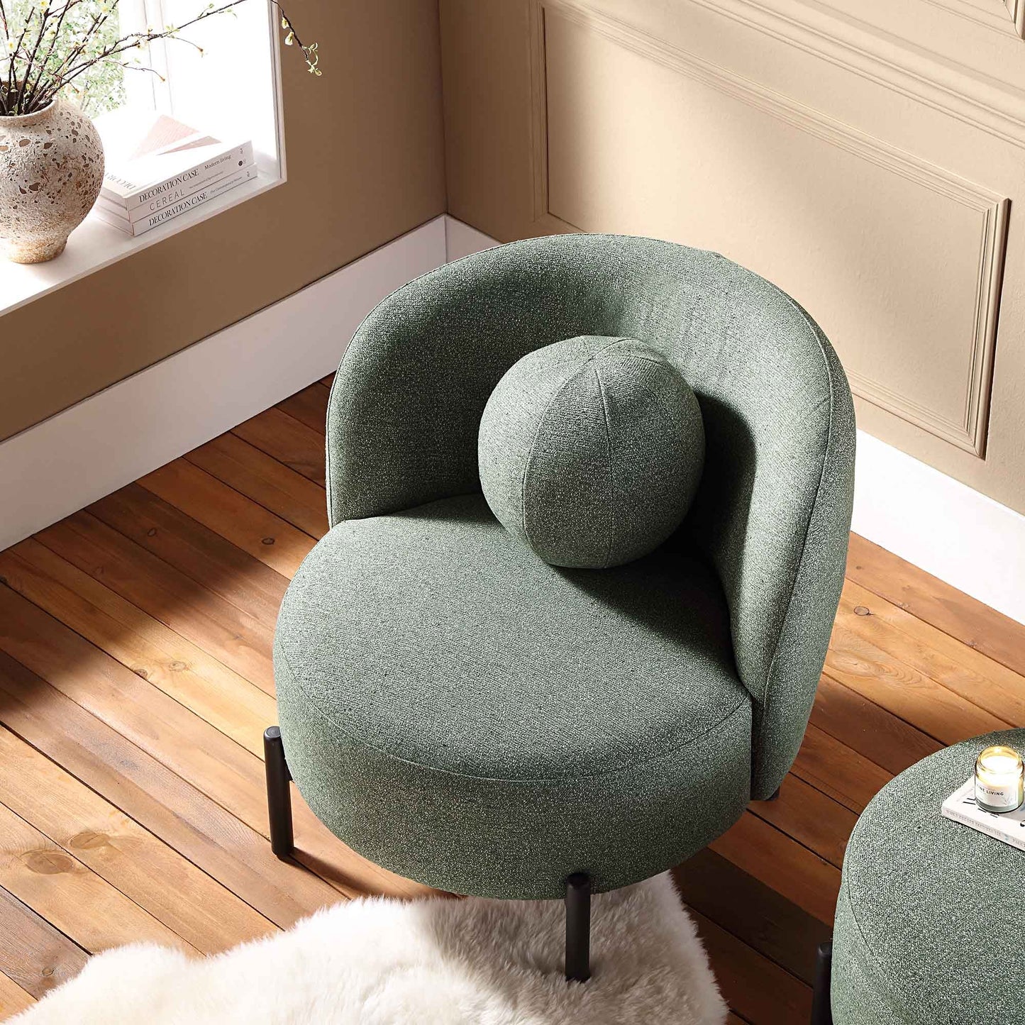 Fauteuil Amboise avec coussin boule, tissu texturé vert épicéa