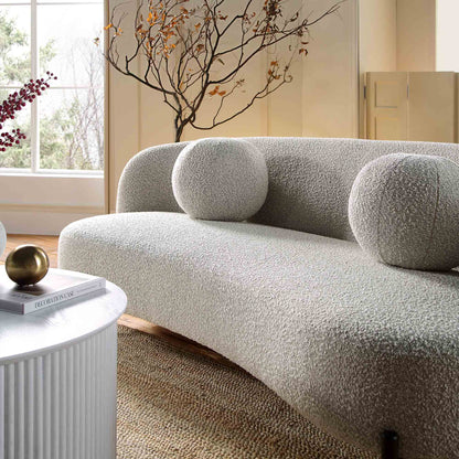 Canapé Amboise 3 places incurvé avec coussins boules, boucle gris brume