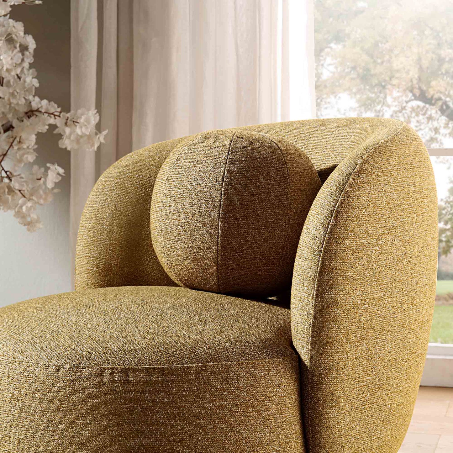 Fauteuil Amboise avec coussin boule, tissu texturé souci
