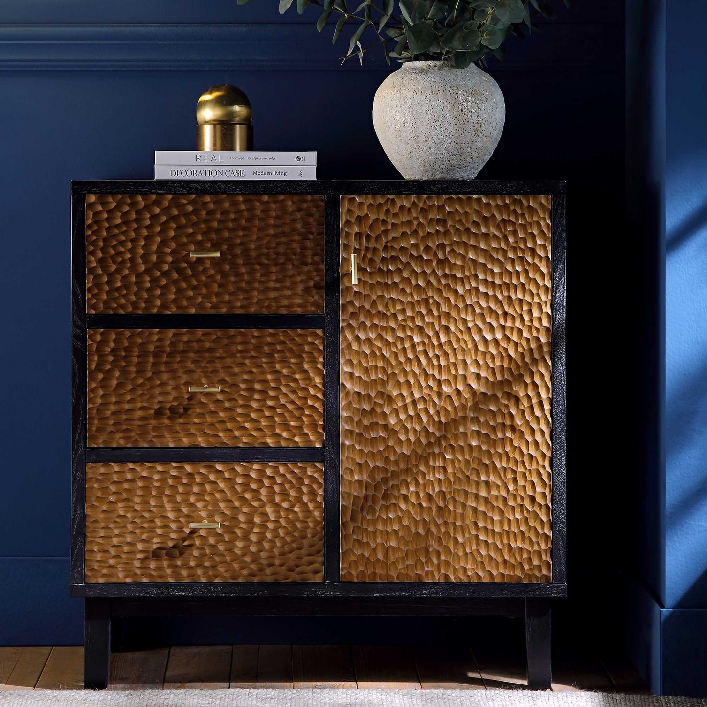 Buffet Bianca Chip sculpté à 1 porte et 3 tiroirs, bronze antique et noir