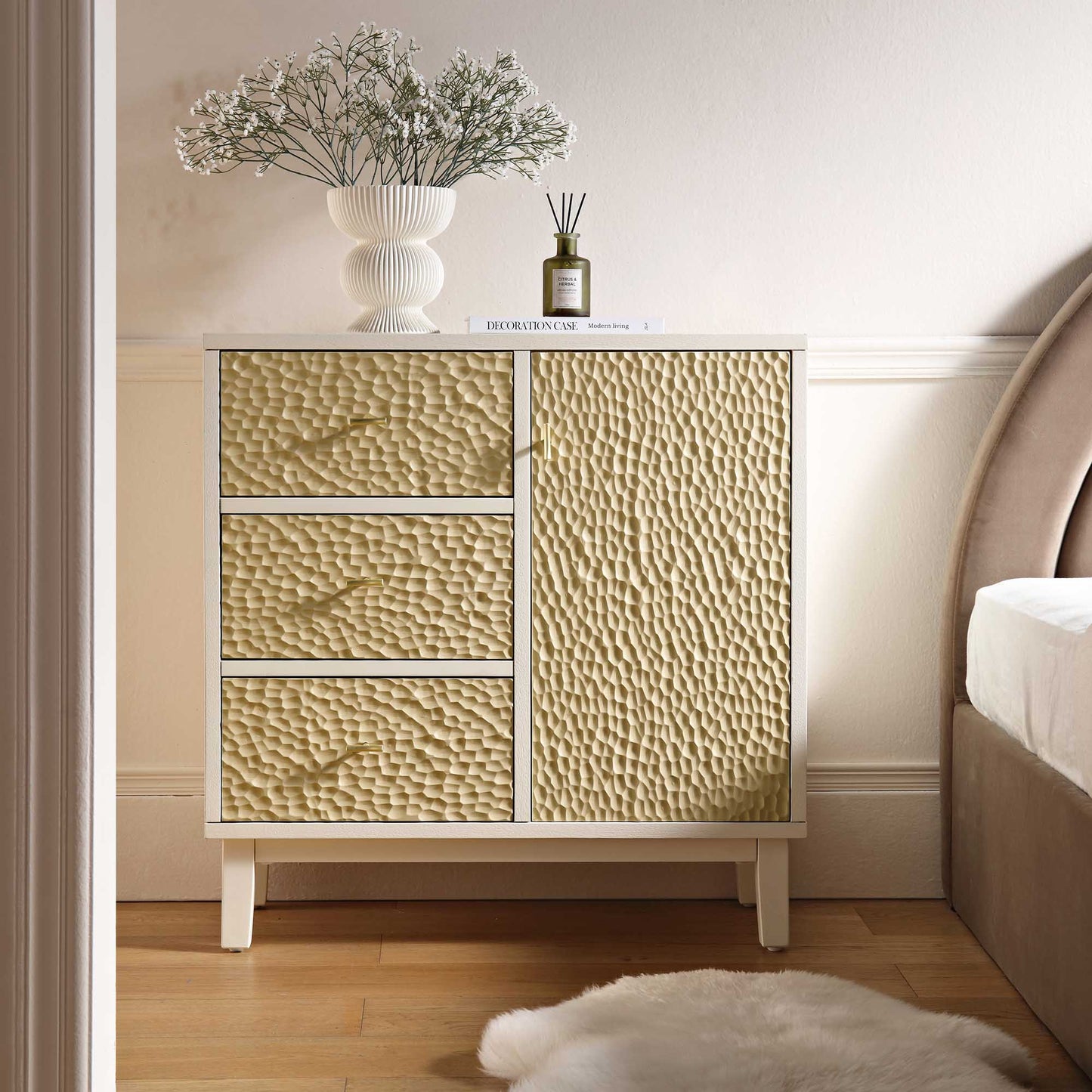 Buffet Bianca Chip sculpté 1 porte 3 tiroirs, beige sable et ivoire