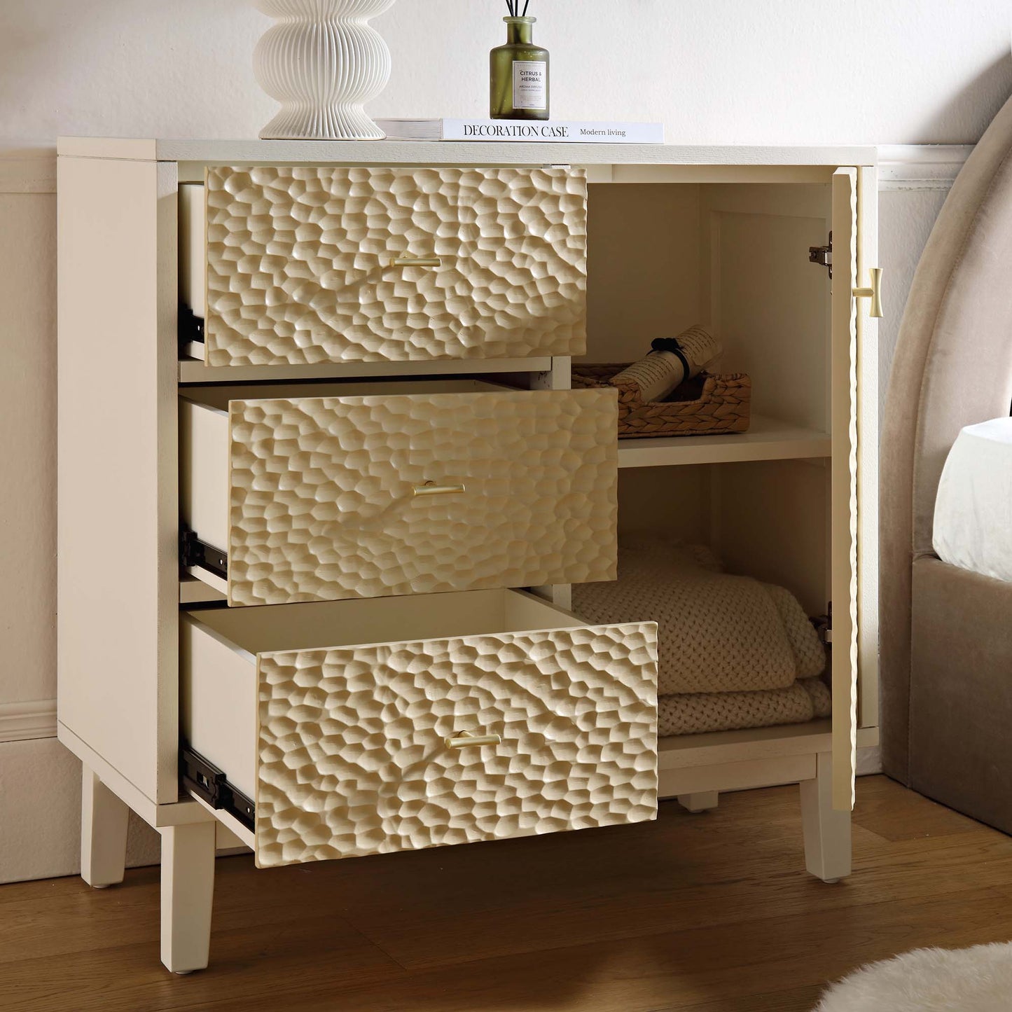 Buffet Bianca Chip sculpté 1 porte 3 tiroirs, beige sable et ivoire