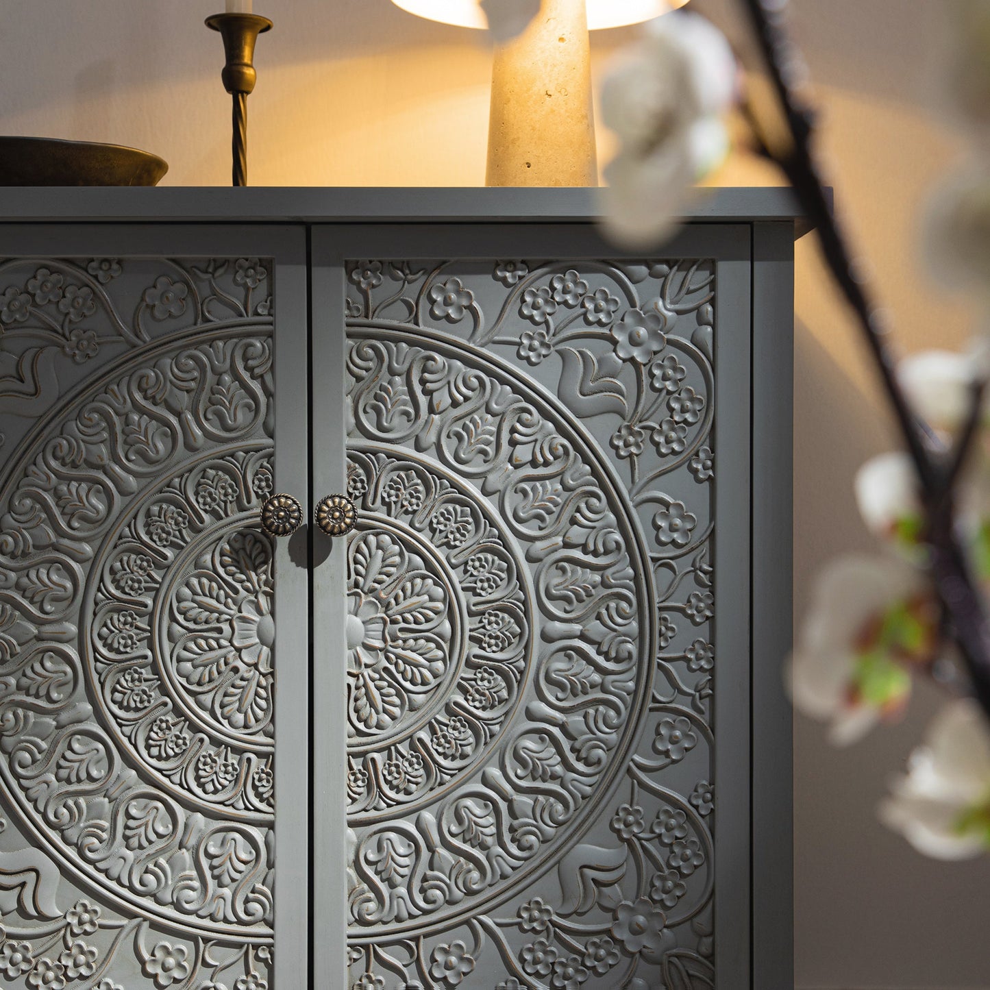 Petit buffet sculpté Chantilly gris moyen