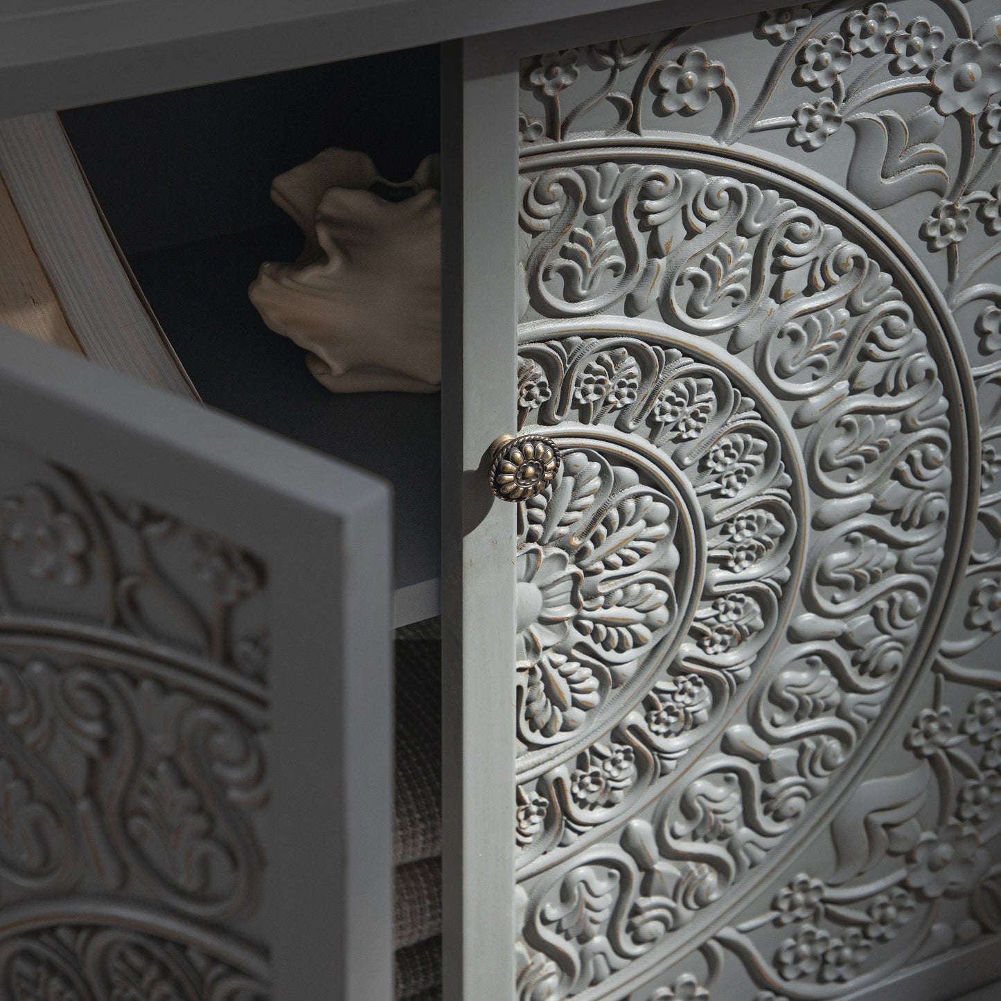 Petit buffet sculpté Chantilly gris moyen