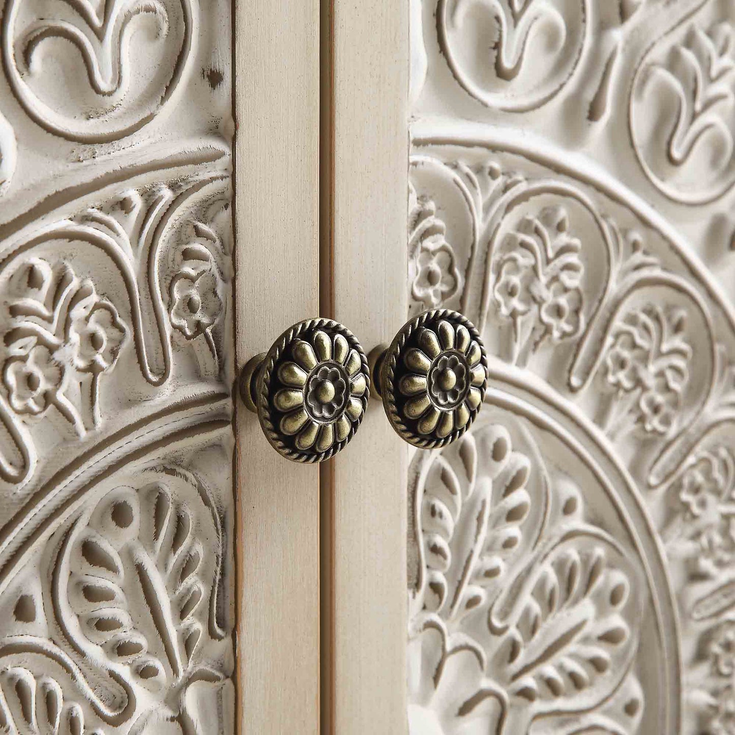 Petit buffet sculpté blanchi à la chaux de Chantilly