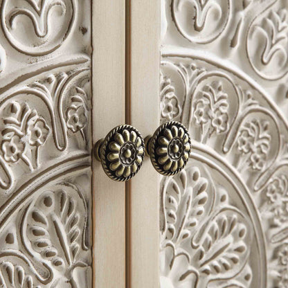 Petit buffet sculpté blanchi à la chaux de Chantilly