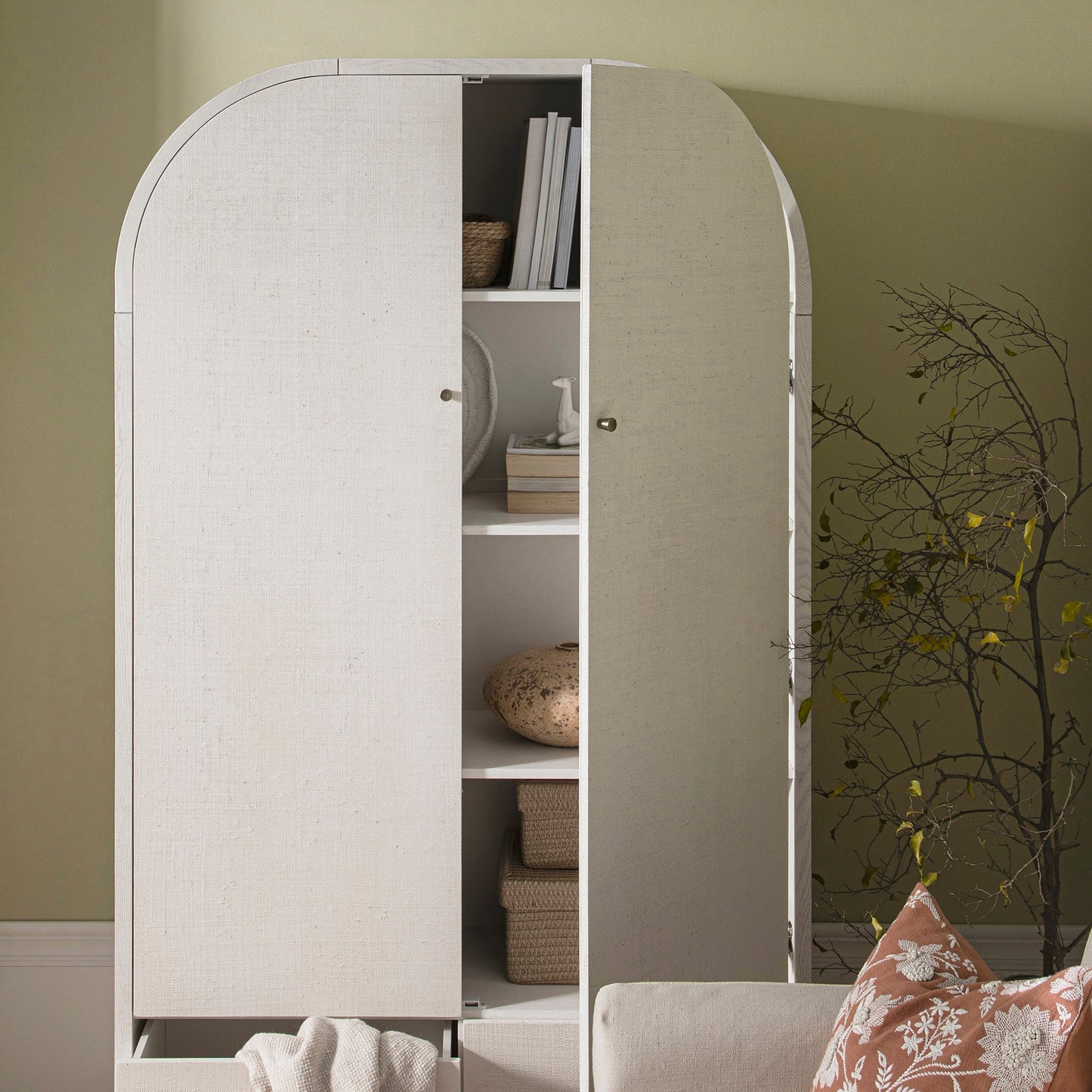 Grand meuble de rangement Maude, frêne blanc lavé avec raphia