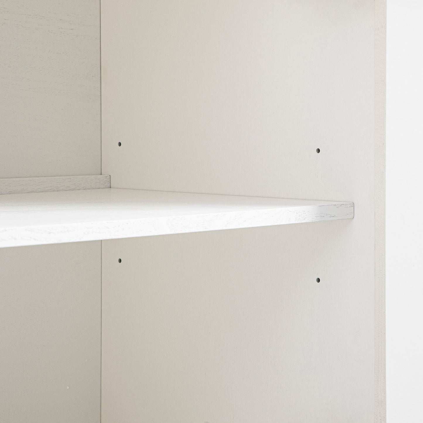 Grand meuble de rangement Maude, frêne blanc lavé avec raphia