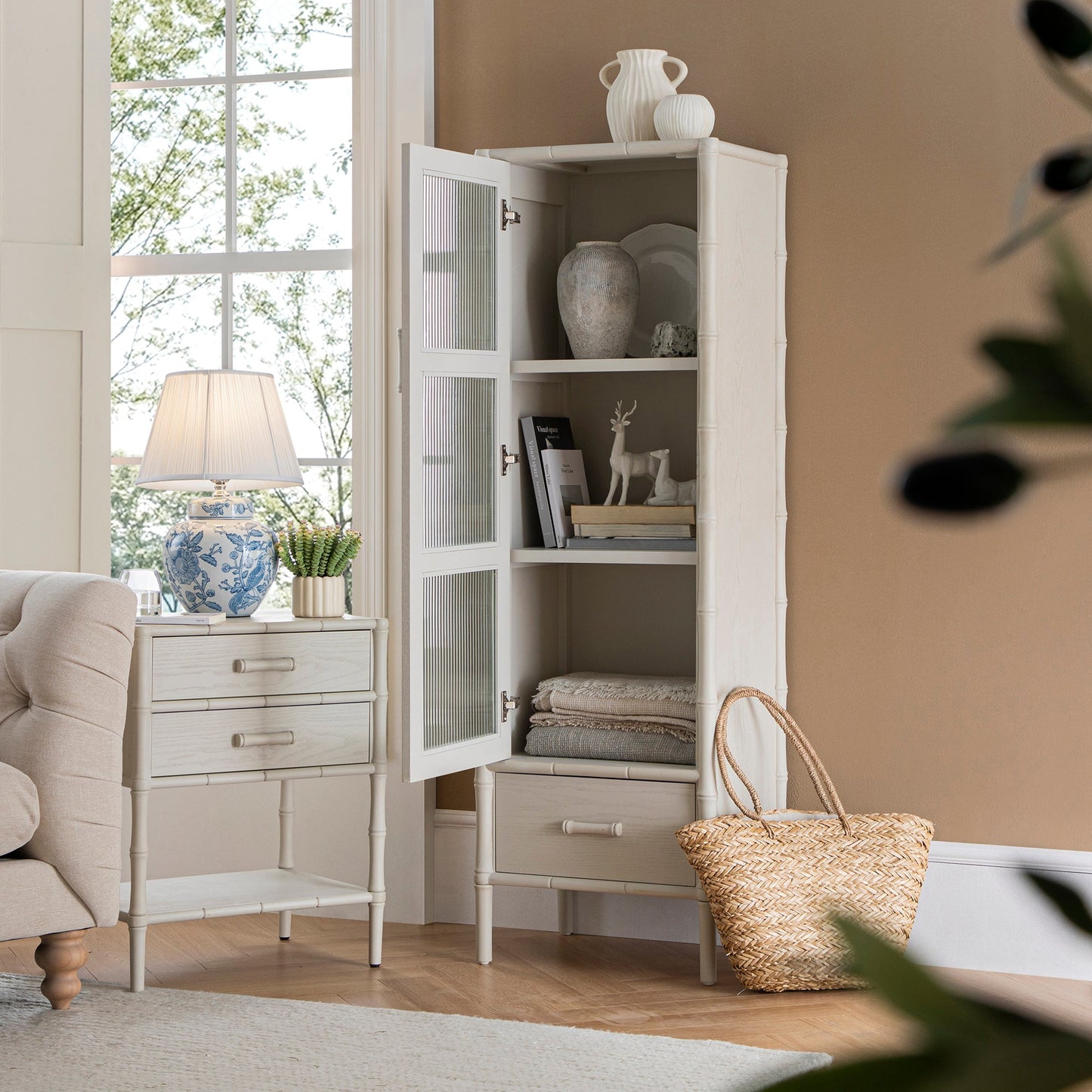 Armoire 1 porte Elstowe en imitation bambou et verre cannelé, blanc ombré