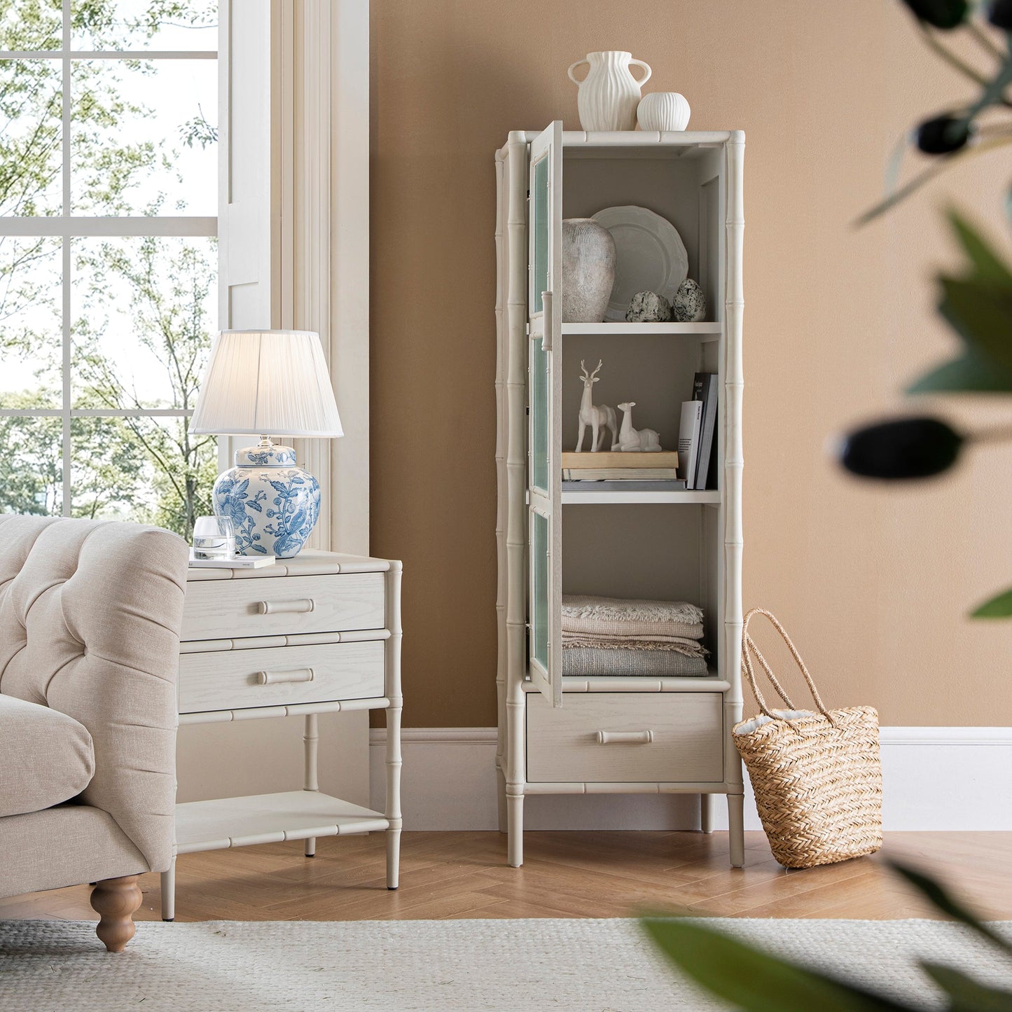 Armoire 1 porte Elstowe en imitation bambou et verre cannelé, blanc ombré