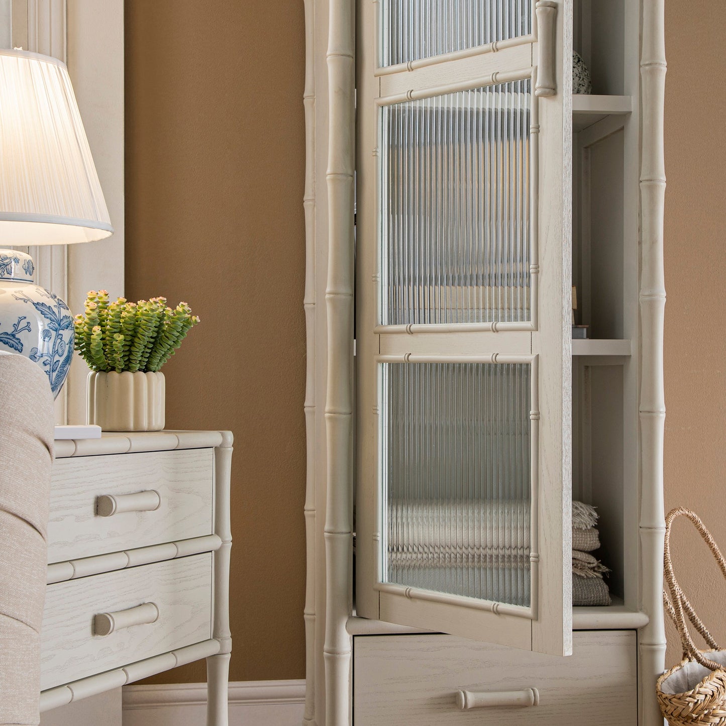 Armoire 1 porte Elstowe en imitation bambou et verre cannelé, blanc ombré