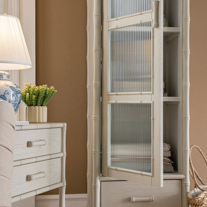 Armoire 1 porte Elstowe en imitation bambou et verre cannelé, blanc ombré