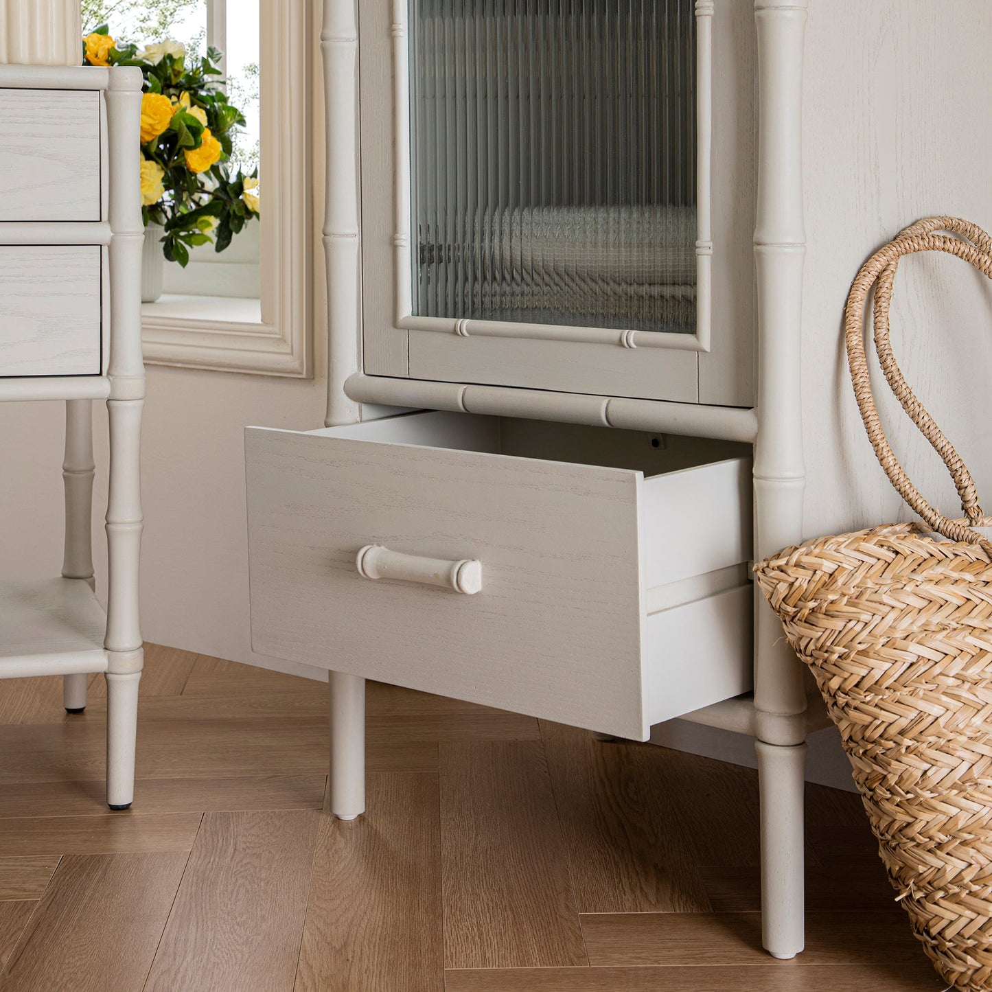 Armoire 1 porte Elstowe en imitation bambou et verre cannelé, blanc ombré