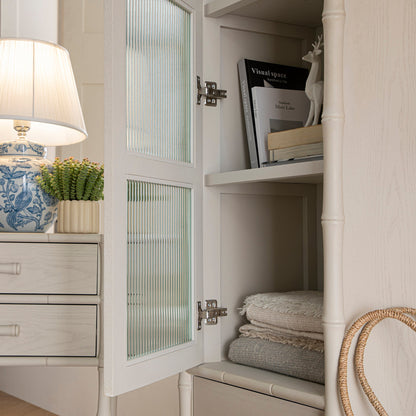 Armoire 1 porte Elstowe en imitation bambou et verre cannelé, blanc ombré