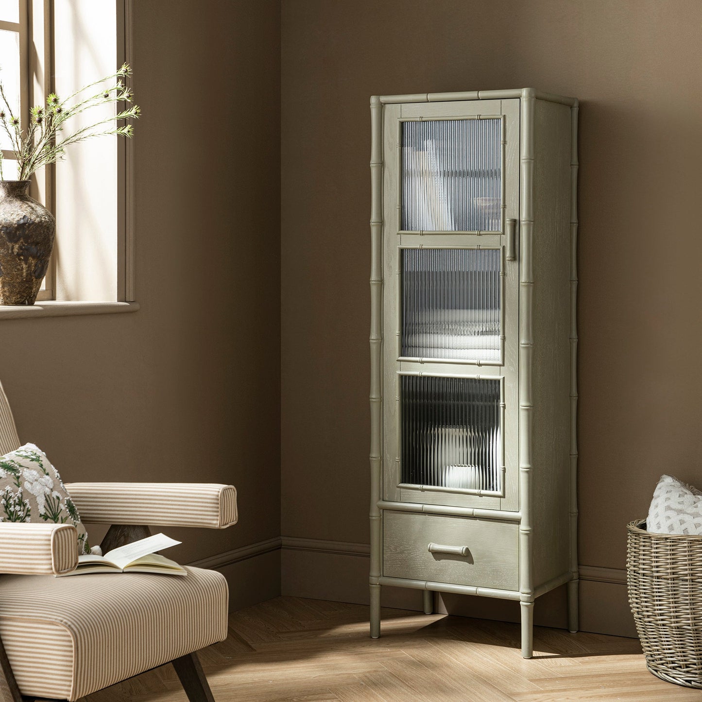 Armoire 1 porte Elstowe en imitation bambou et verre cannelé, vert sauge