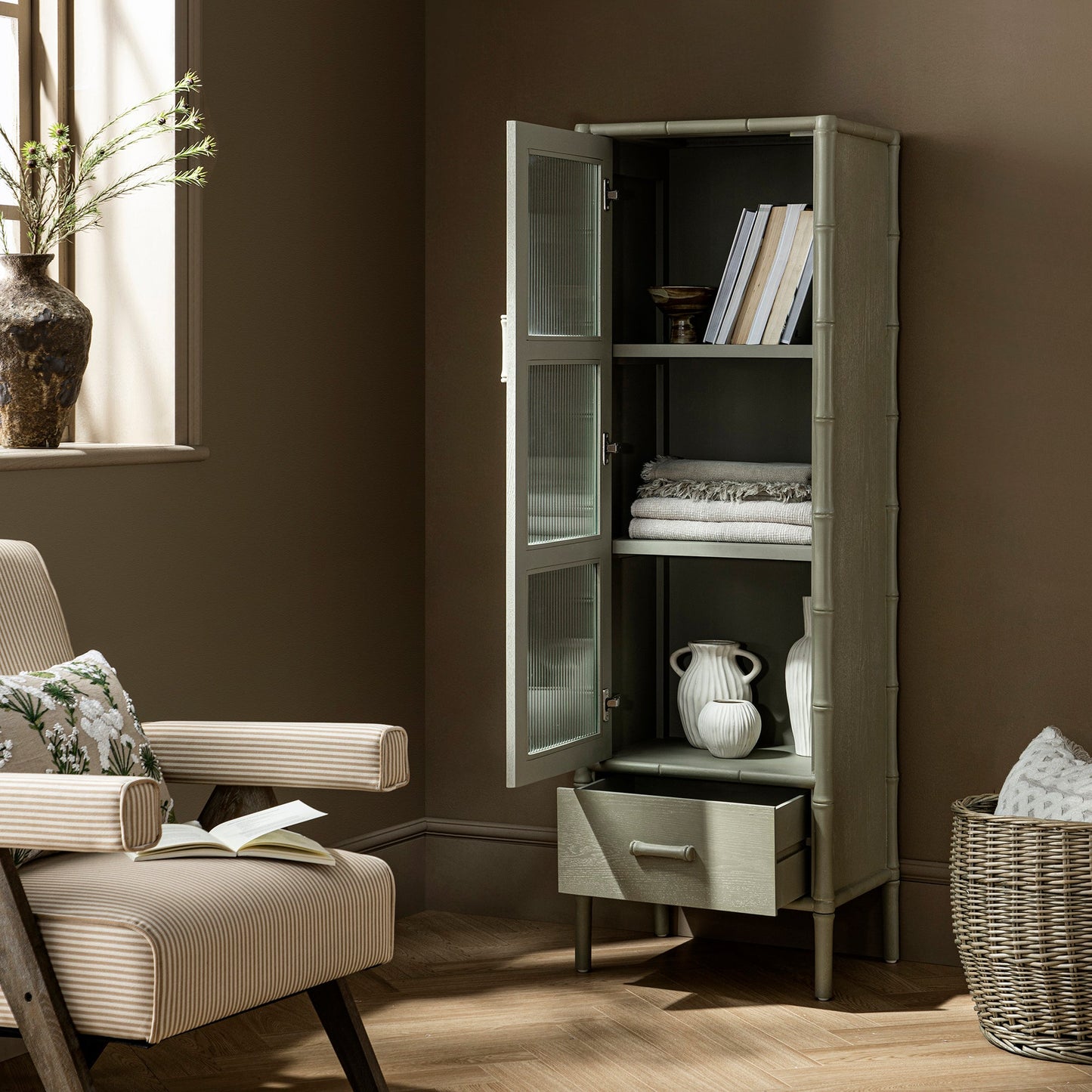 Armoire 1 porte Elstowe en imitation bambou et verre cannelé, vert sauge