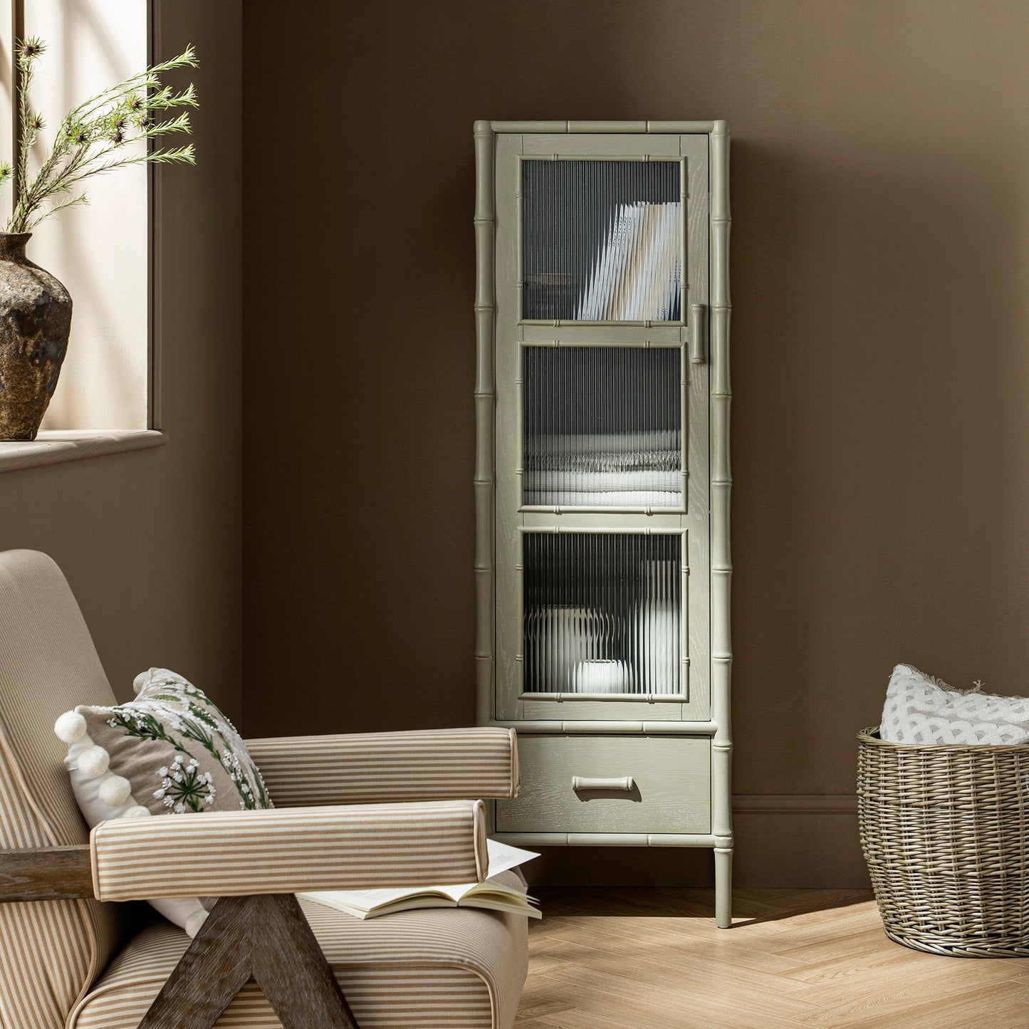Armoire 1 porte Elstowe en imitation bambou et verre cannelé, vert sauge