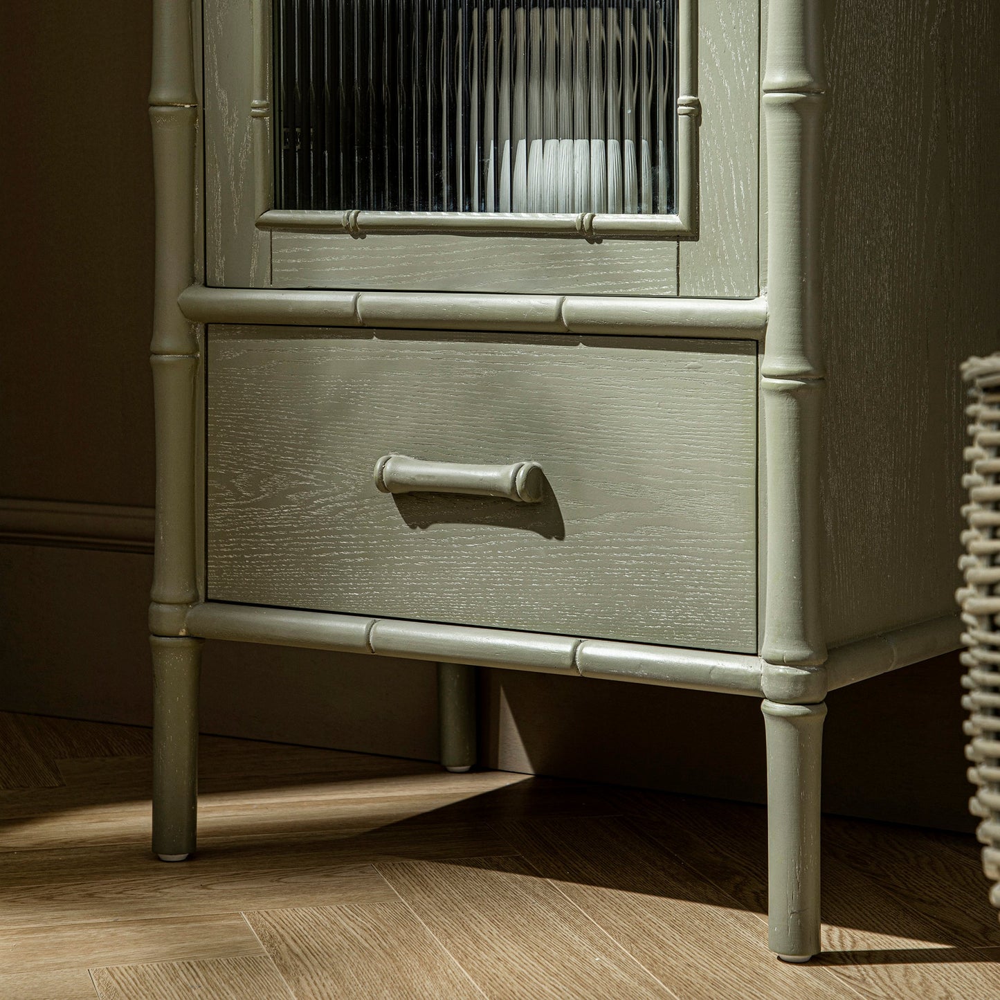 Armoire 1 porte Elstowe en imitation bambou et verre cannelé, vert sauge