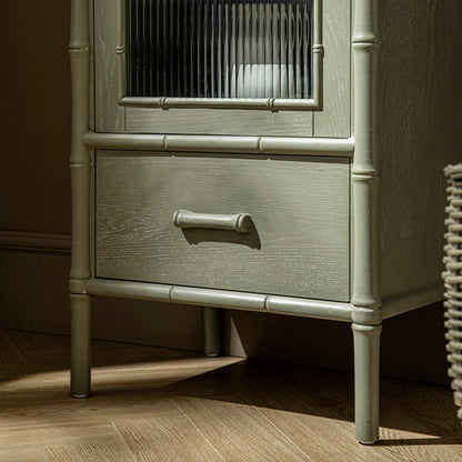 Armoire 1 porte Elstowe en imitation bambou et verre cannelé, vert sauge