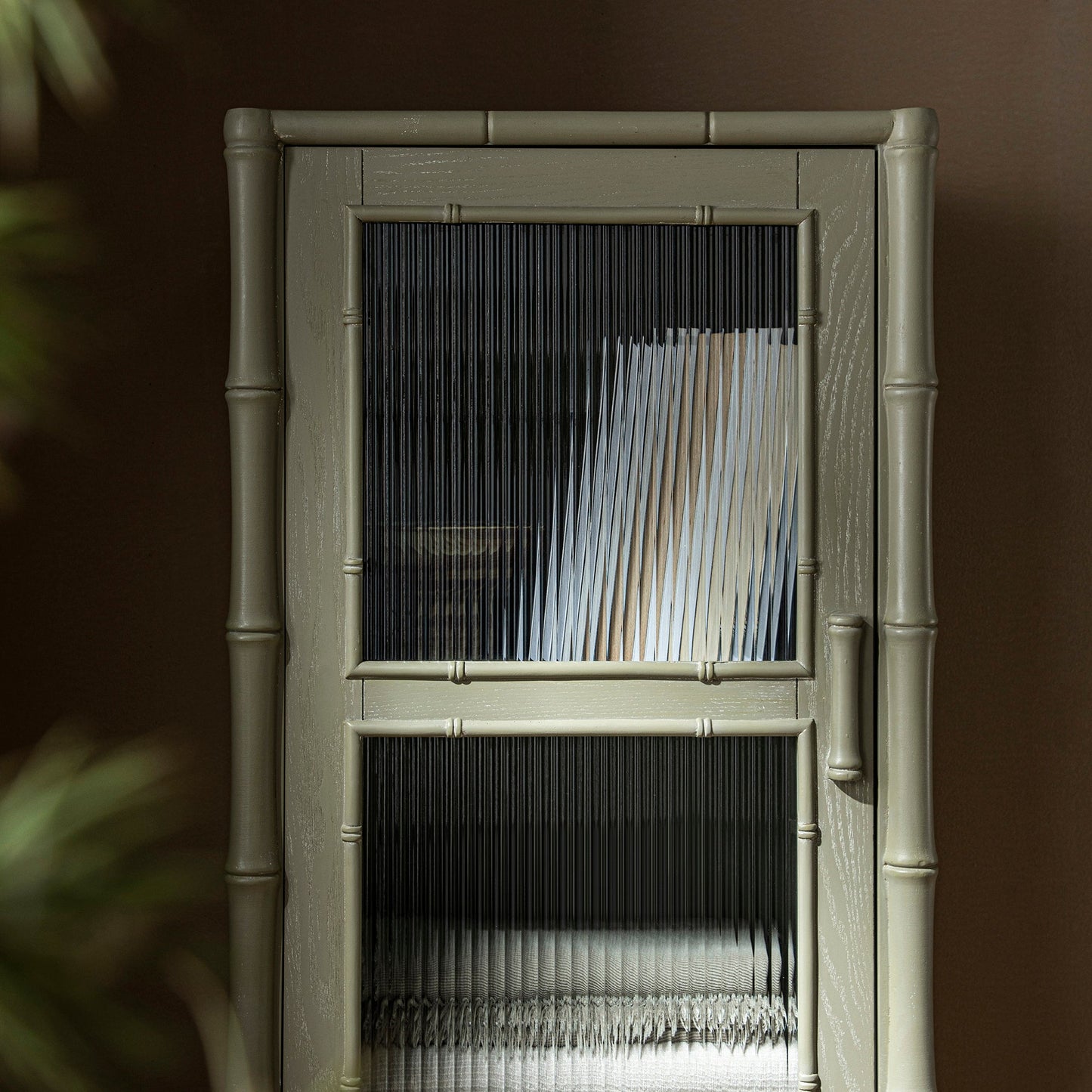 Armoire 1 porte Elstowe en imitation bambou et verre cannelé, vert sauge