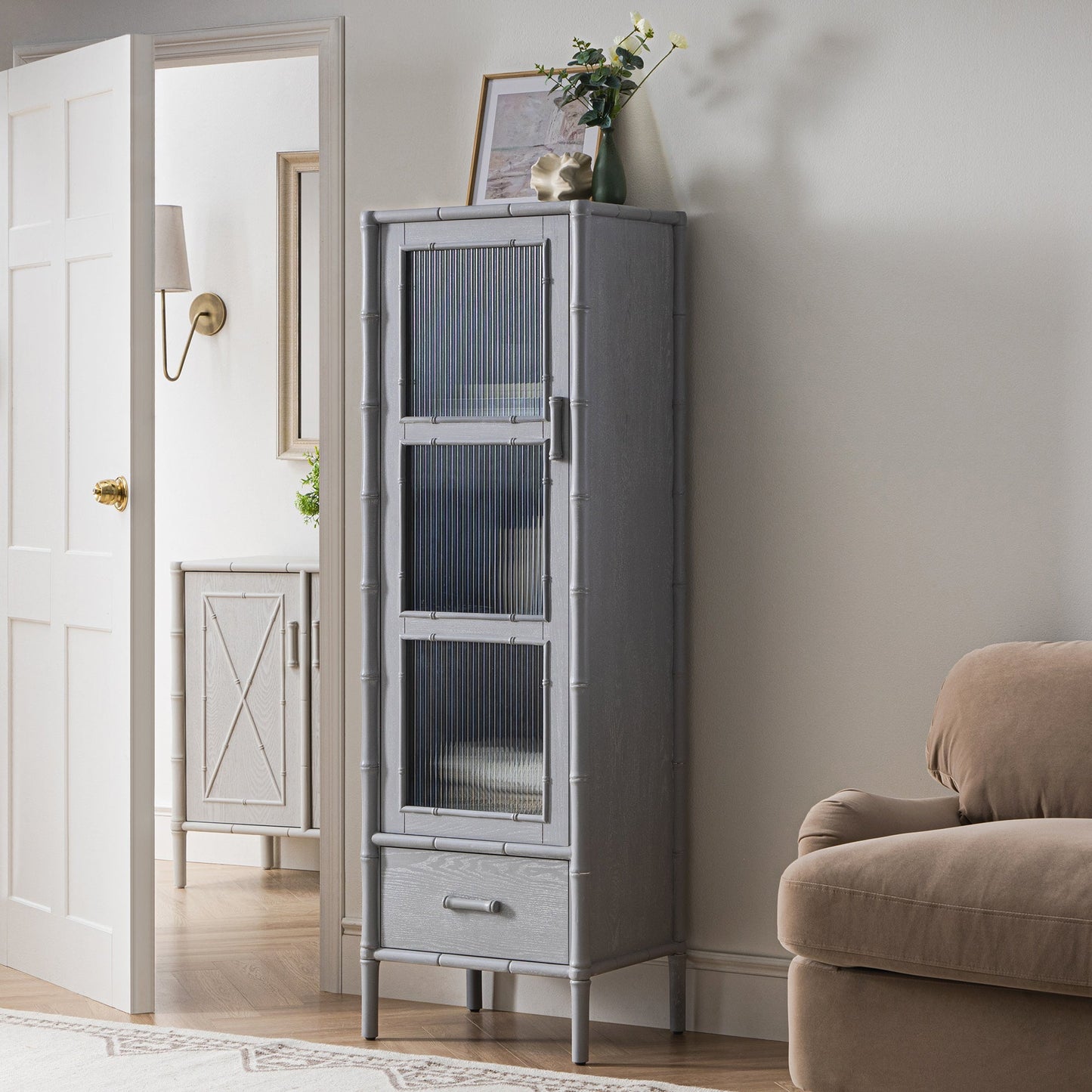Armoire 1 porte Elstowe en imitation bambou et verre cannelé, gris chaud