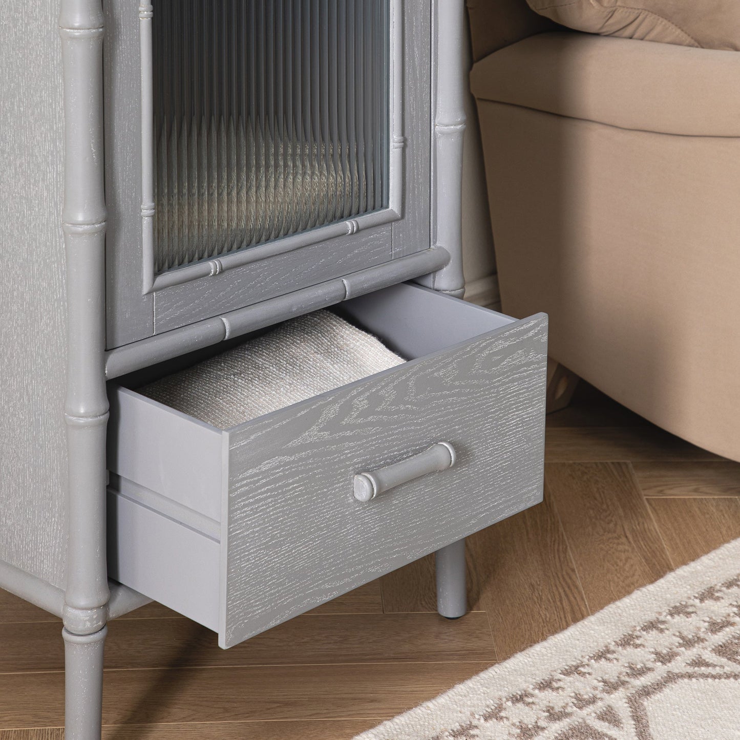 Armoire 1 porte Elstowe en imitation bambou et verre cannelé, gris chaud