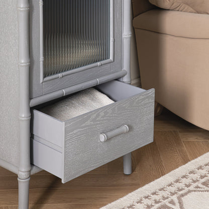 Armoire 1 porte Elstowe en imitation bambou et verre cannelé, gris chaud