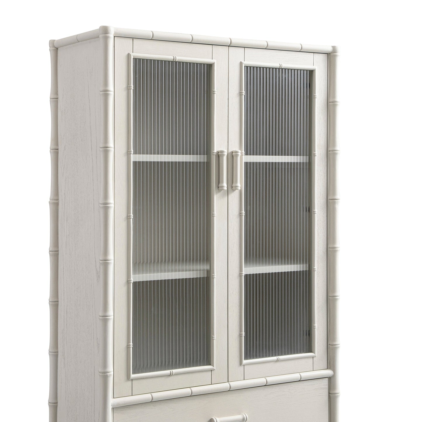 Armoire 2 portes Elstowe en imitation bambou et verre cannelé, blanc ombré