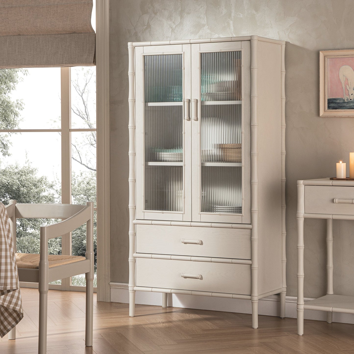 Armoire 2 portes Elstowe en imitation bambou et verre cannelé, blanc ombré