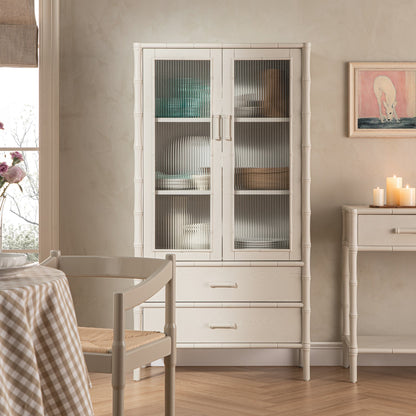 Armoire 2 portes Elstowe en imitation bambou et verre cannelé, blanc ombré