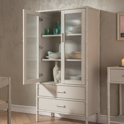 Armoire 2 portes Elstowe en imitation bambou et verre cannelé, blanc ombré