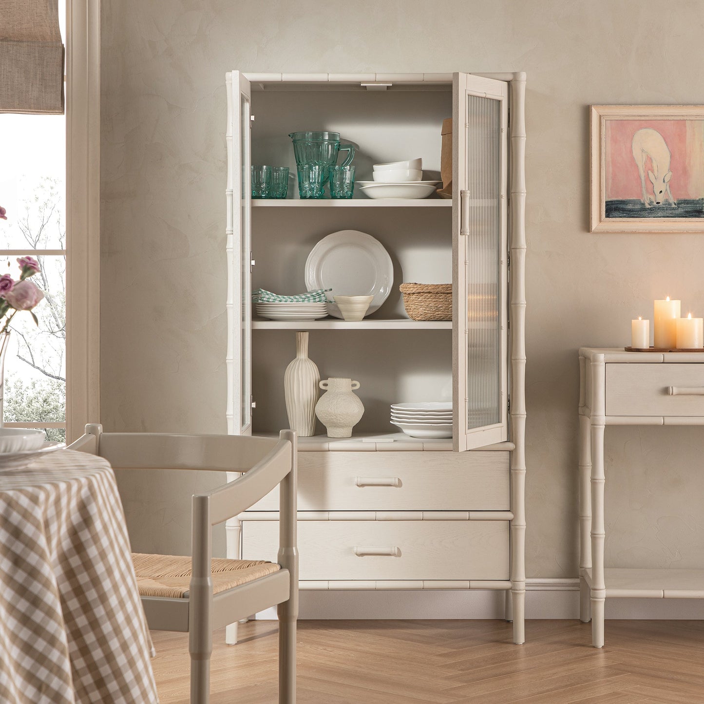 Armoire 2 portes Elstowe en imitation bambou et verre cannelé, blanc ombré