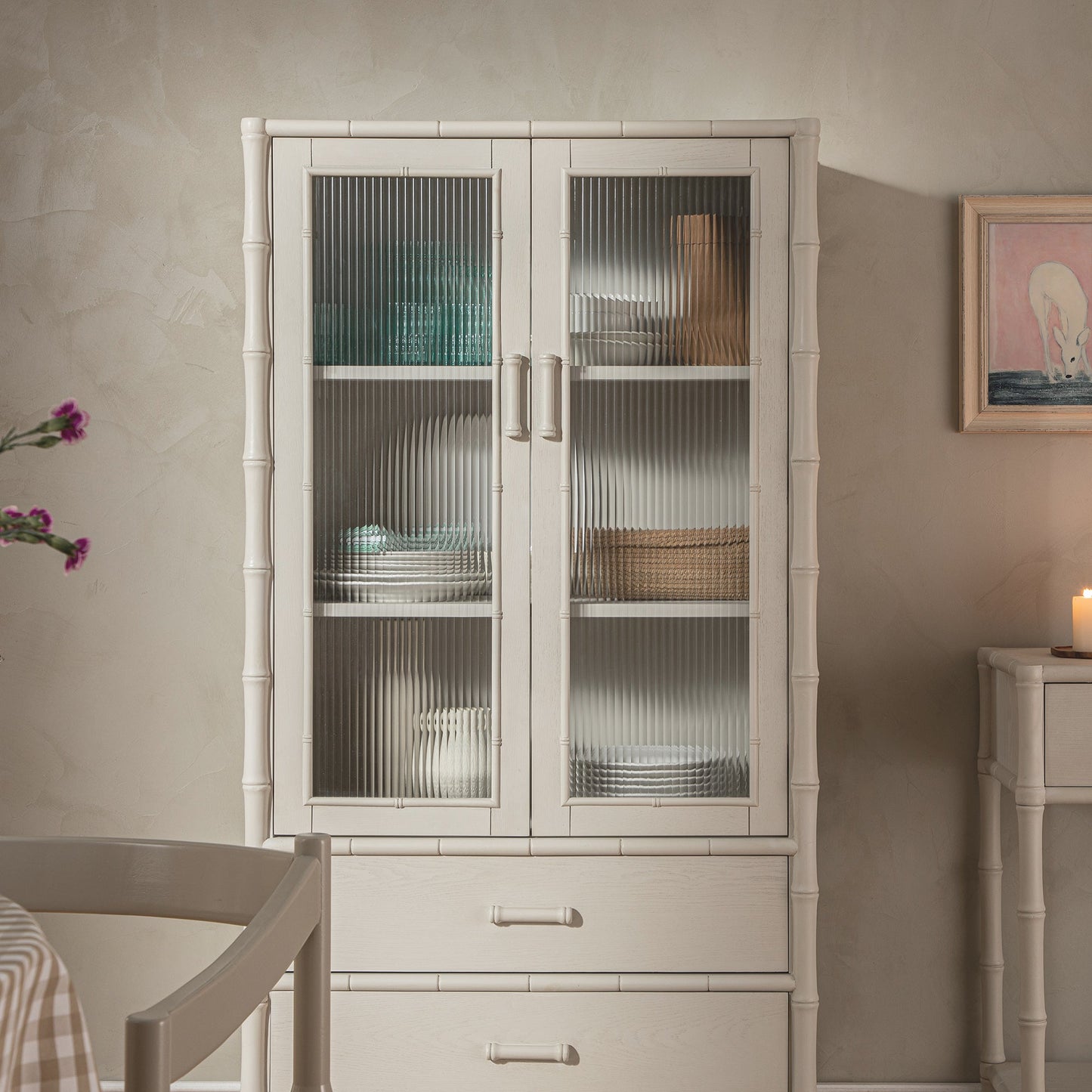 Armoire 2 portes Elstowe en imitation bambou et verre cannelé, blanc ombré
