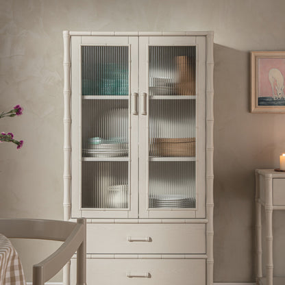 Armoire 2 portes Elstowe en imitation bambou et verre cannelé, blanc ombré
