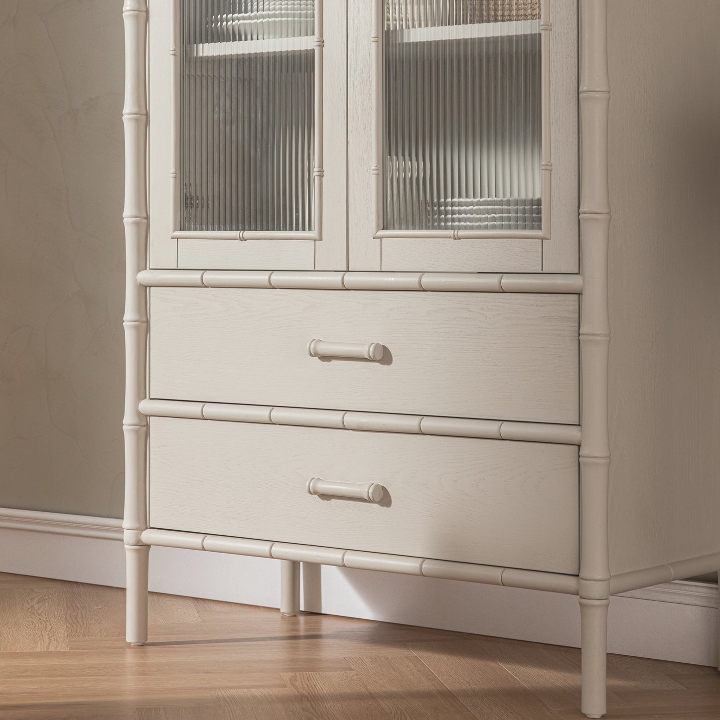 Armoire 2 portes Elstowe en imitation bambou et verre cannelé, blanc ombré