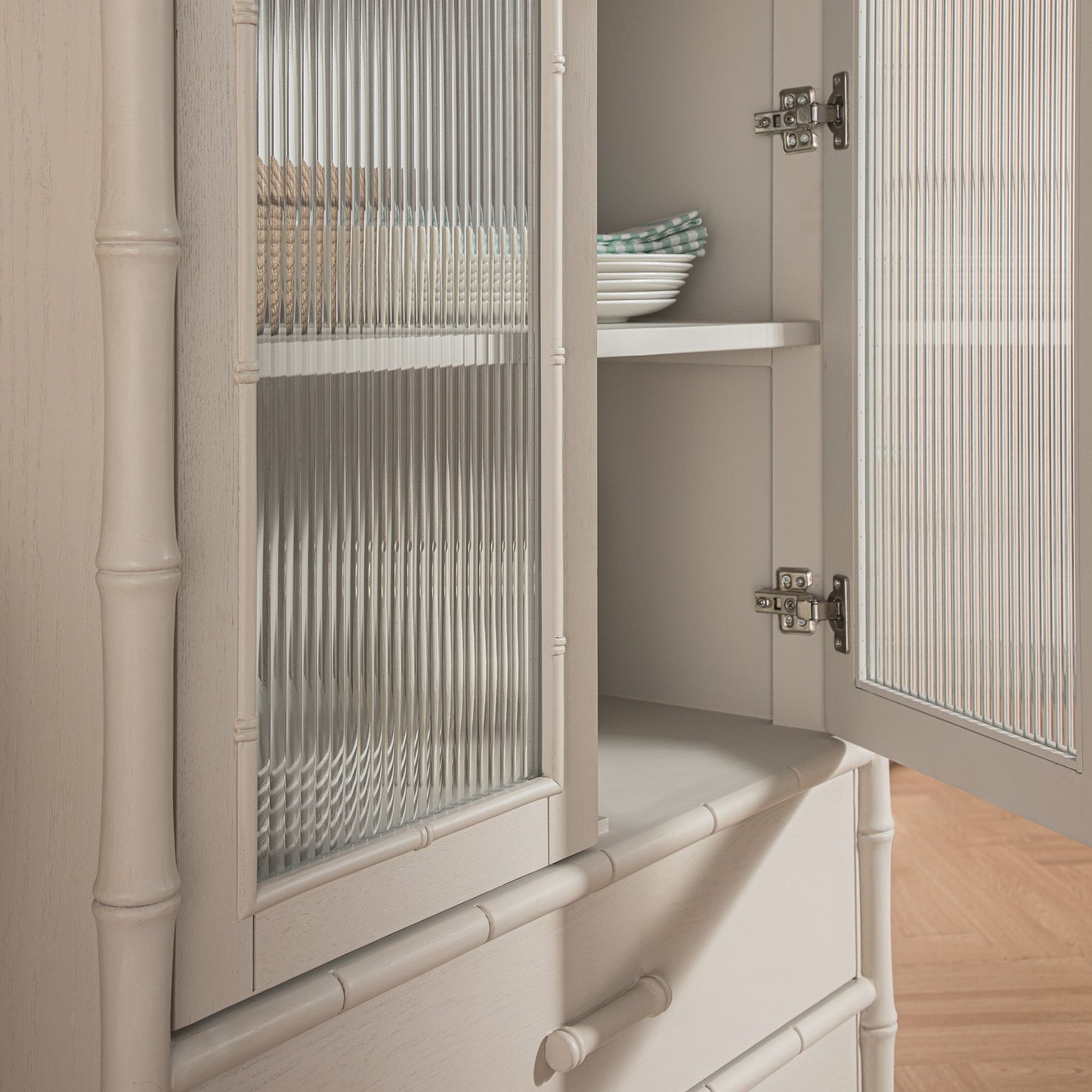 Armoire 2 portes Elstowe en imitation bambou et verre cannelé, blanc ombré