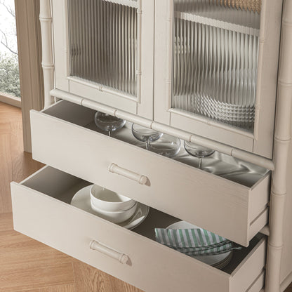 Armoire 2 portes Elstowe en imitation bambou et verre cannelé, blanc ombré