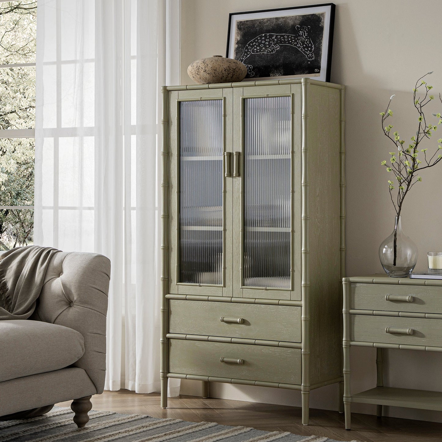 Armoire 2 portes Elstowe en imitation bambou et verre cannelé, vert sauge