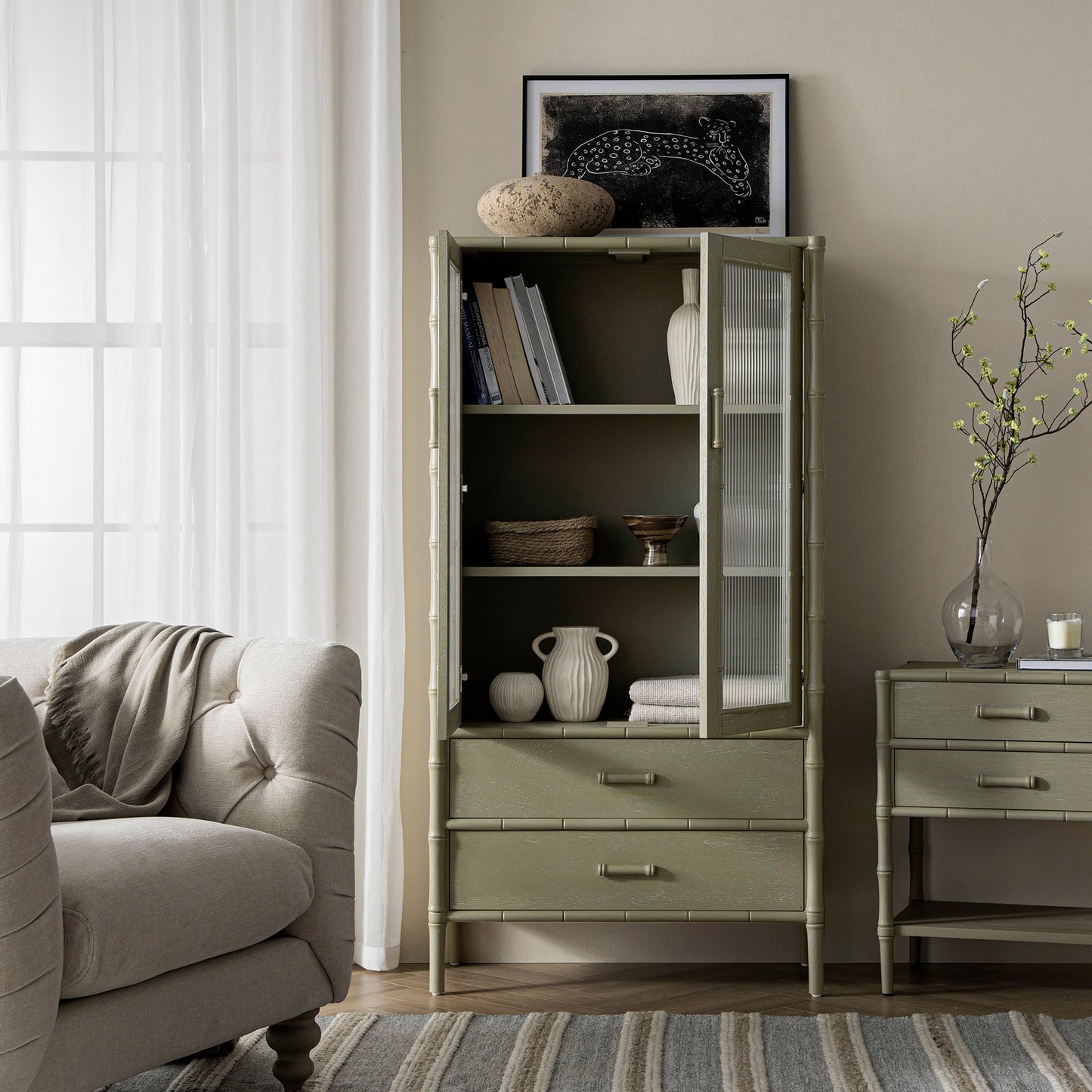 Armoire 2 portes Elstowe en imitation bambou et verre cannelé, vert sauge