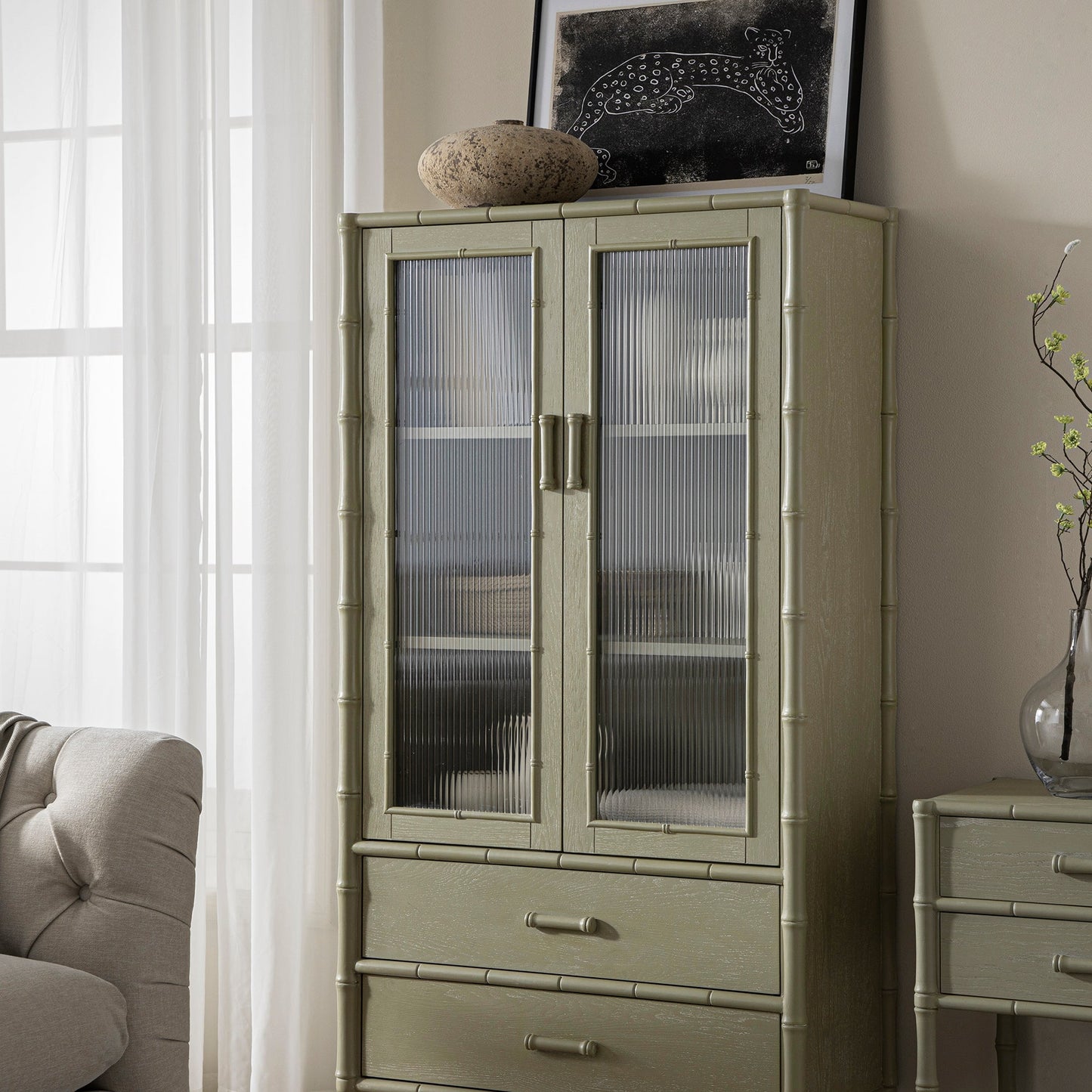 Armoire 2 portes Elstowe en imitation bambou et verre cannelé, vert sauge
