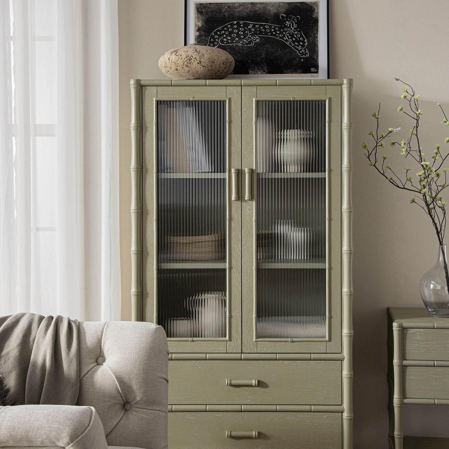 Armoire 2 portes Elstowe en imitation bambou et verre cannelé, vert sauge