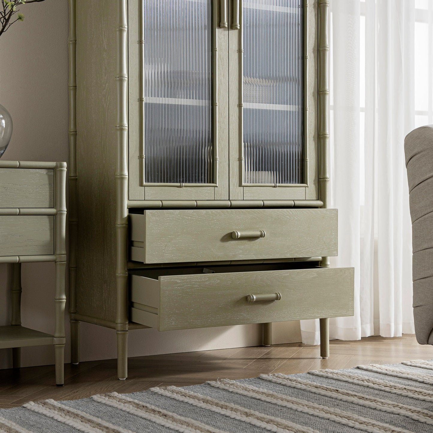 Armoire 2 portes Elstowe en imitation bambou et verre cannelé, vert sauge